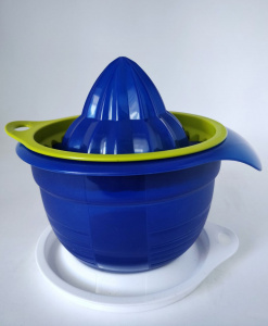 Набор "Веселый кулинар" ( чаша 650 мл в синем цвете, вставка-соковыжималка, вставка-терка)